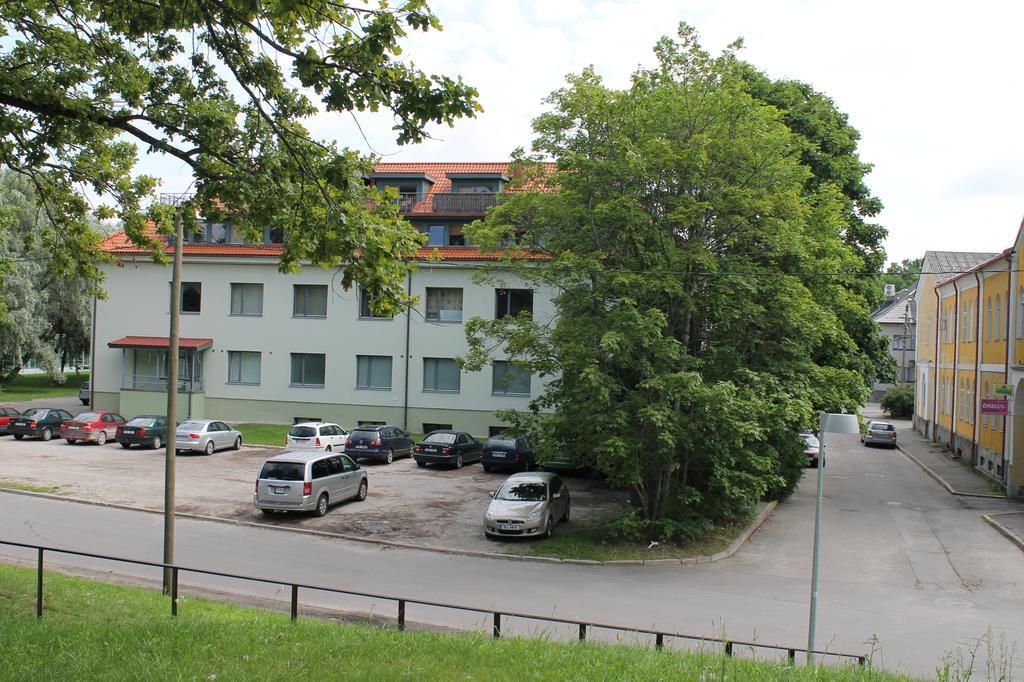 Ohtu Poik 2 City Center Basement Apartment Pärnu Room photo